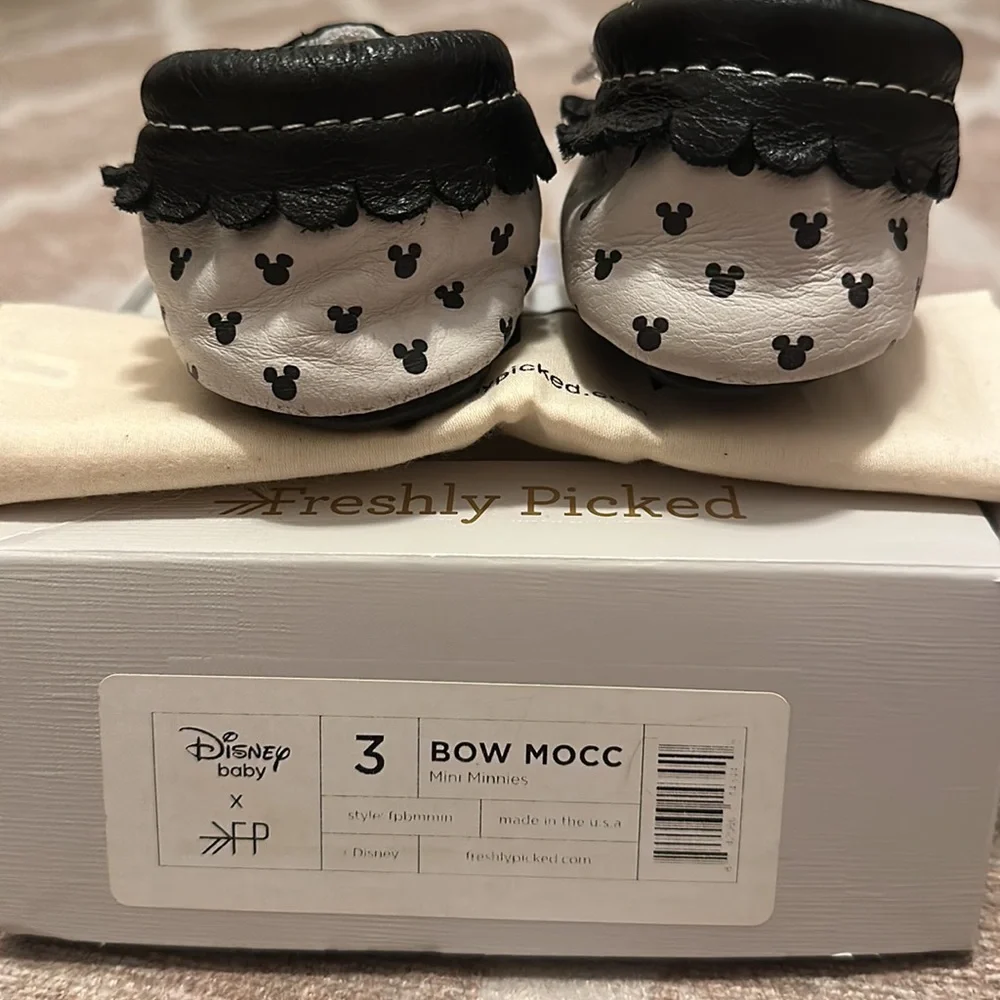 Freshly Picked Minnie bow moccasins - Picture 4 of 6